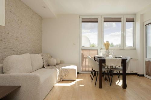 Spacious Family Apartment Near the Subway in Warsaw by Noclegi Renters