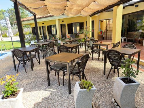 a group of tables and chairs in a patio at Quinta Dos Amarelos Sesimbra in Sesimbra