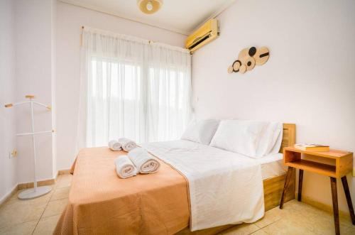 a bedroom with a bed with towels on it at Coastal nest in Perea