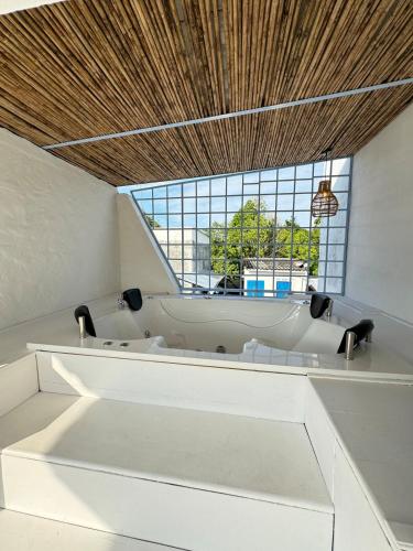 a room with white furniture and a window at Casa El Eden in Puerto Triunfo