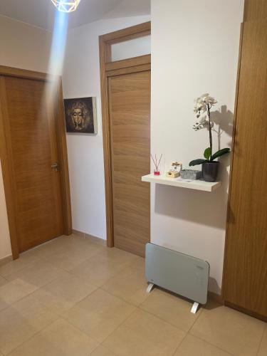 a room with a door and a spotlight on the floor at Ático La Quinta Esencia in Negreira