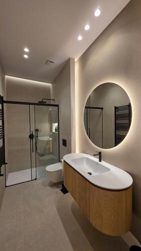 a bathroom with a tub and a toilet and a mirror at LOS CUATRO CANTONES, Centro Ciudad in Palencia