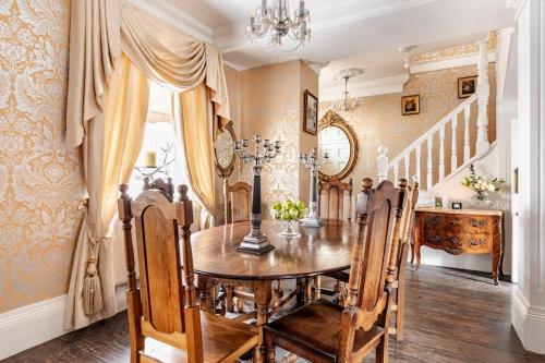 a dining room with a table and chairs at Warwick Centre Townhouse Castle views in Warwick