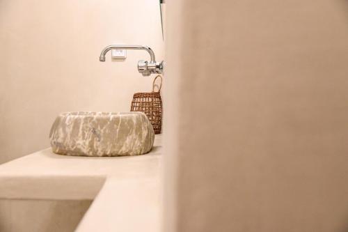 a purse sitting on a toilet in a bathroom at Vasiliki guesthouse in Aroniadika