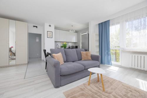 Cozy Apartment with Workspace and Close to Metro by Noclegi Renters