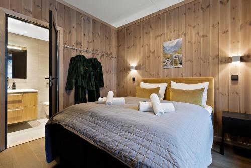 a bedroom with a large bed and a bathroom at Fyri Resort Nr 23 in Hemsedal