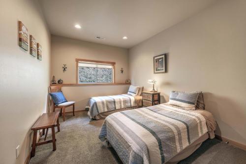 a bedroom with two beds and a window at River Scene 30 Night Minimum in White Salmon