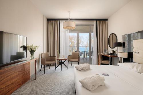 a hotel room with a bed and a dining room at Diune Hotel by Zdrojowa in Kołobrzeg
