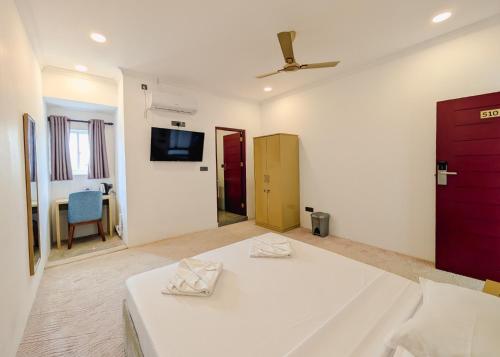 a bedroom with a bed and a flat screen tv at Kings hotel in Colombo
