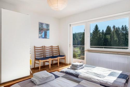 a bedroom with a bed and a window at Haus Gutach in Schönwald