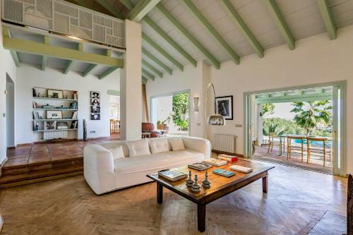 Artist's Villa Facing The Sea In Sierra Blanca