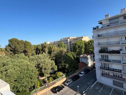 Royal Palm Juan les pins - Appartement 53M2 avec terrasse ensoleillée 5e dernier étage 200m de la plage