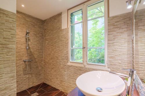 a bathroom with a sink and a shower at Gite en sud-ardèche avec jacuzzi in Joyeuse