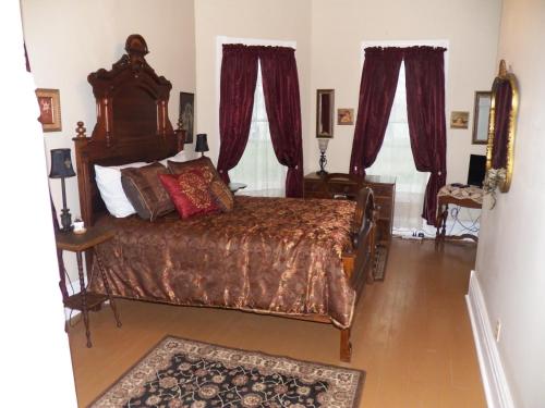 Ένα ή περισσότερα κρεβάτια σε δωμάτιο στο Grand Victorian Inn