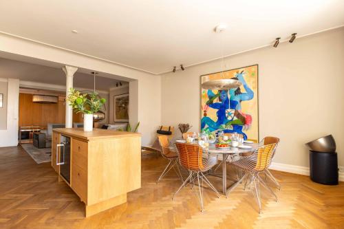 Foto Elegant Scandinavian Apartment for 8 Guests 3