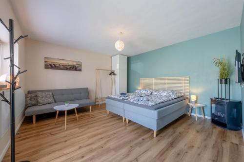 a living room with a bed and a couch at Gemütliche Ferienwohnung - Araliya 2 in Ahlbeck