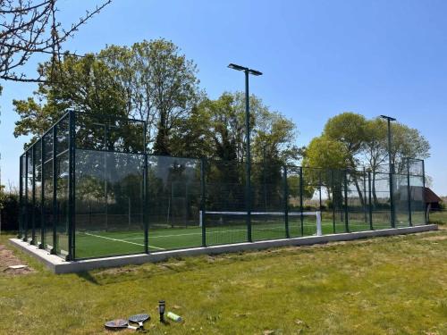 a batting cage on a tennis court at Villa 1h30 de Paris - Padel - Piscine - 7 ch - 22 pers in Épinay