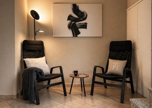 two chairs and a table in a room at Villa Motti Quadri in Arona
