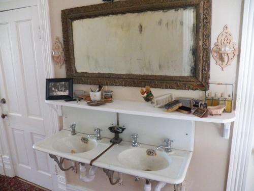 Baño con lavabo y espejo encima en Grand Victorian Inn en Park City