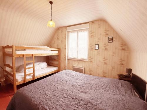 a bedroom with a bunk bed and a window at La Bel'goudène proche des plages in Audierne