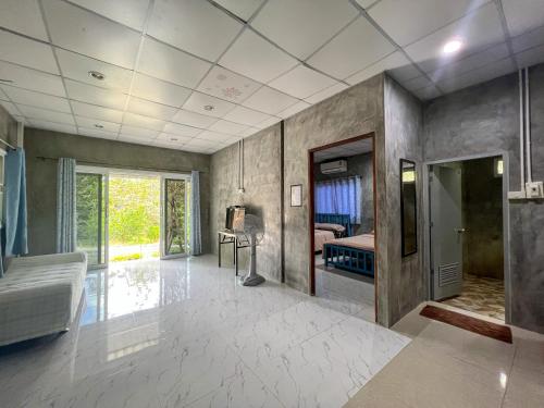 a large room with a bed and a bedroom at Baan Suan Tondin in Ban Du Son