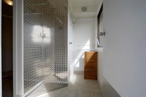 een badkamer met een douche met een glazen deur bij Lawlers 9 in Mount Hotham