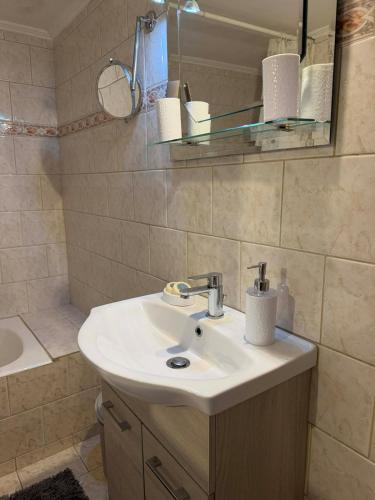 Cozy Home Full Kitchen Inverter AC Steps to Metro