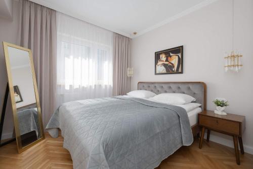 Beautiful Apartment in the City Center Near the Palace of Culture and Science by Noclegi Renters