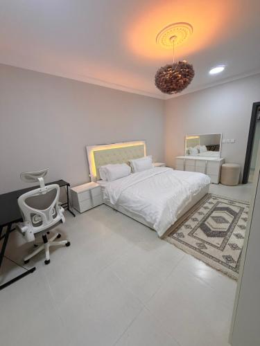 a bedroom with a bed and a desk and a chair at منازل الجود , أبحر - Manazil Al Joud , Obhour in Jeddah