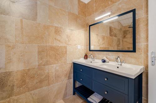 a bathroom with a sink and a mirror at Maison l’Oustaou Cornillonnais in Cornillon-Confoux