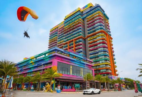Tòa nhà condotel Flamingo Ibiza Hải Tiến - kiến trúc Địa Trung Hải rực rỡ sắc màu
