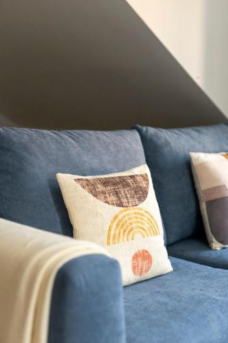 a blue couch with a pillow on it at Casablanca 2BR Horizon in Caparica