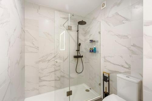 a white bathroom with a shower with a toilet at Modern apartment cloud 5 - Amadora in Falagueira