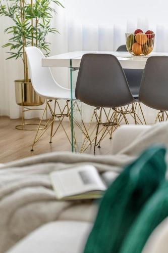 a table and chairs in a living room at Modern apartment cloud 5 - Amadora in Falagueira