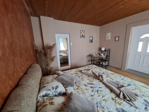 a bedroom with a large bed in a room at NeNa Apartmani - Ruma #2 in Ruma