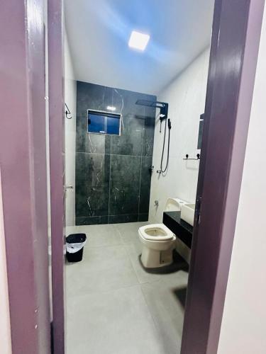 a bathroom with a shower and a toilet at Casa independiente en Ciudad del Este in Ciudad del Este