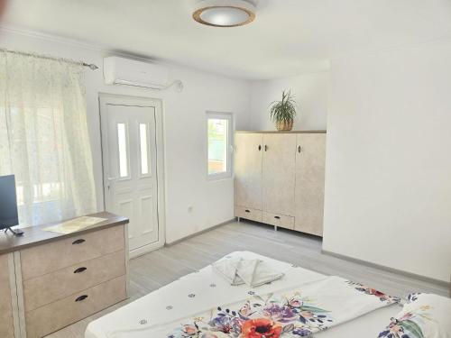 a white room with a bed and a dresser at 2 Mai - RS in 2 Mai