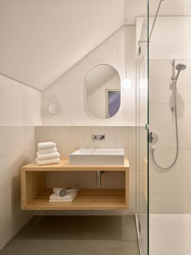 a bathroom with a sink and a shower at Wohnen an der Mühlenwiese in Bad Sobernheim
