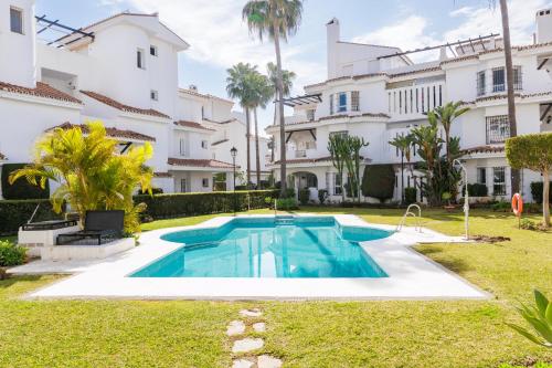 MARBELLA BANUS SUITES - Nueva Andalucia, 3BR- 2BR Flat, Bright Outdoor Terrace with Direct Views of the Garden & Pool, Ideal for families with children, Super at the Door