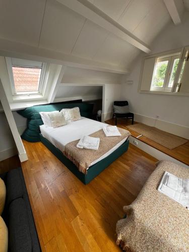 Mercadores Apartment by Amber Star Rent