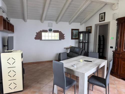 a kitchen and dining room with a table and chairs at Casotta Luca in Vigevano