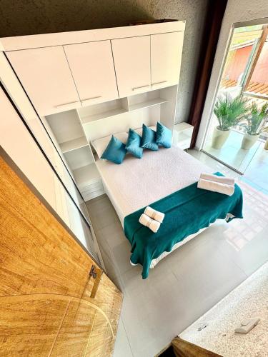 an overhead view of a bed with blue pillows at Serra do Cipó Casa Baru in Santana do Riacho
