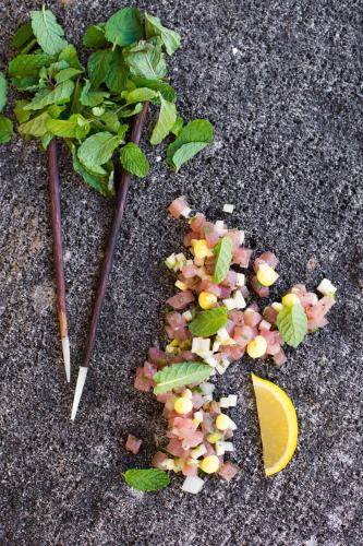 un tas de légumes et de fruits sur le sol dans l'établissement Suarga Padang Padang, à Uluwatu