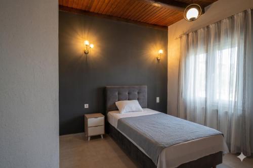 a bedroom with a large bed and a window at Apartment Vergina in Áyioi Dhéka