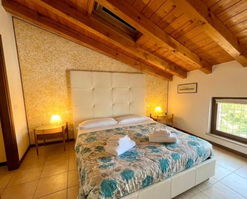 a bedroom with a large bed in a room at Welcome Traveller Caorsa Rooms in Cavaion Veronese