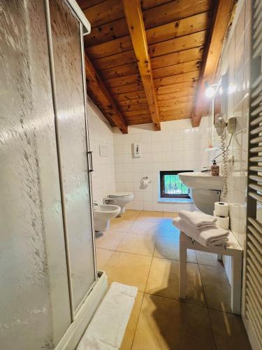 a bathroom with two toilets and a glass shower at Welcome Traveller Caorsa Rooms in Cavaion Veronese