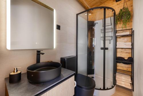 a bathroom with a sink and a shower at Try and Try in Cunit