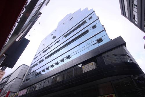 un edificio alto con muchas ventanas en Busan Platinum Hotel Nampo, en Busan