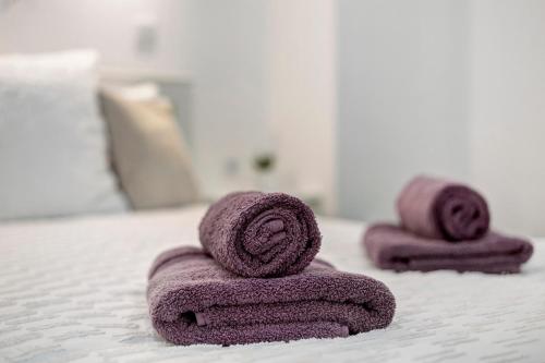 a couple of towels sitting on top of a bed at Casa Pereira in Ponta do Pargo