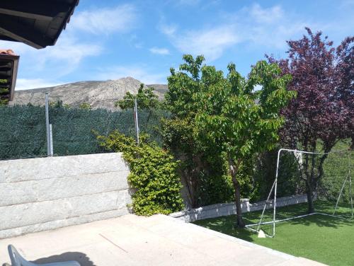 a garden with a swing with a mountain at Chalet independiente con vistas in Bustarviejo